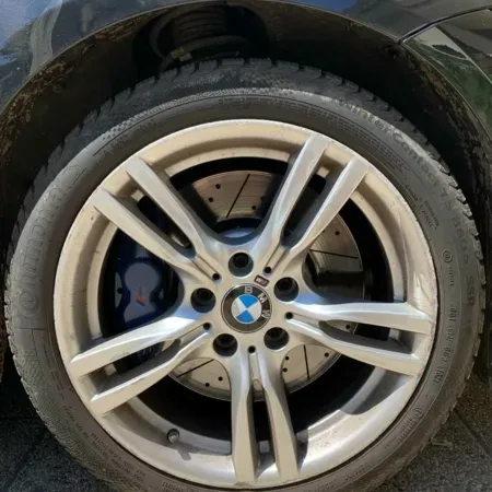 Nettoyage extérieur de voiture avant
