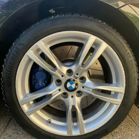 Nettoyage extérieur de voiture après